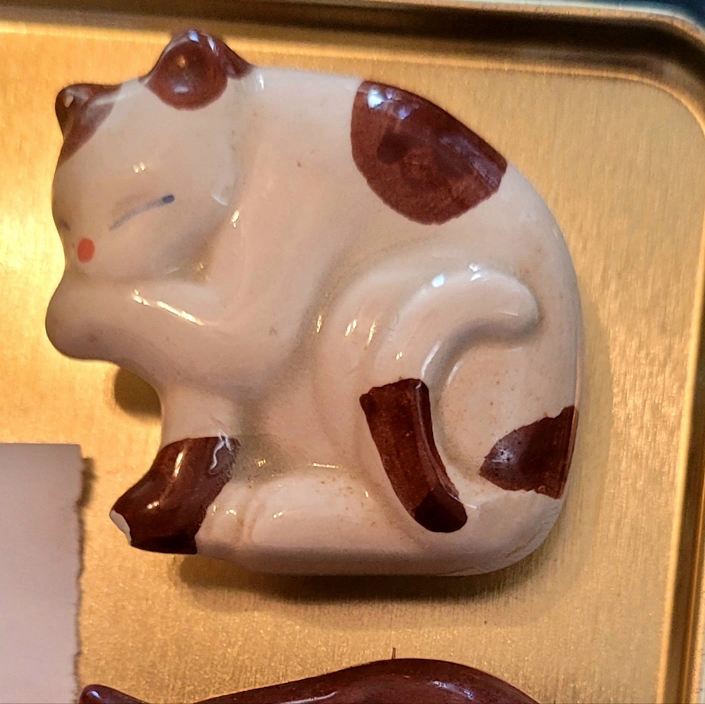 2 small kitty cat magnets...so cute!